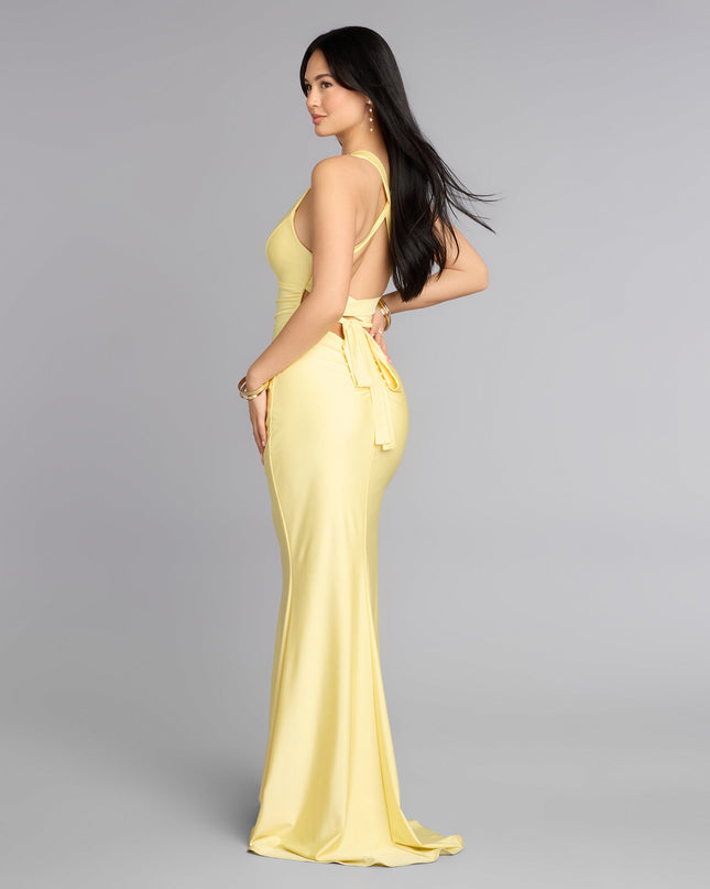 From pics to the party, the Jianne Formal Lace-Up Back Long Dress brings confident energy with a adjustable lace-up detail that makes this yellow prom dress anything but basic.