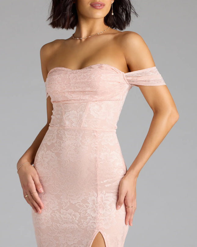 Step into the new season looking effortlessly chic in the Candence Corset Mermaid Lace Formal Dress in pink, a must-have Windsor dress for your cool-weather wardrobe.