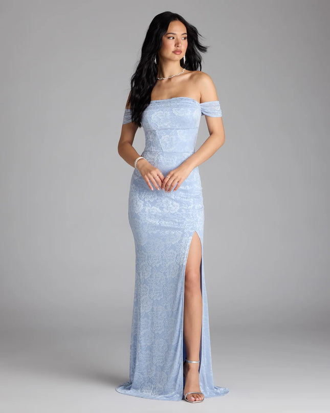 Step into the new season looking effortlessly chic in the Candence Corset Mermaid Lace Formal Dress in light blue, a must-have Windsor dress for your cool-weather wardrobe.