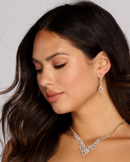 Get ready for any event with the Elegant Tear Drop Rhinestone Set in gold, an essential start to creating a versatile outfit for women for parties, cocktail hours, or Valentine's Day events.