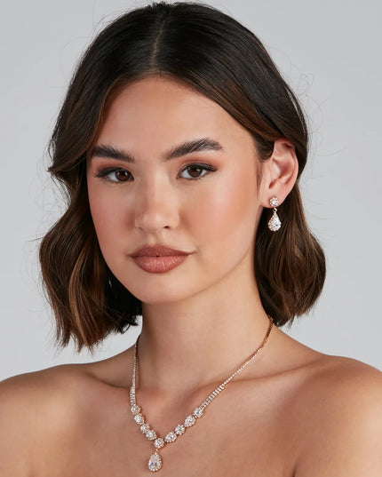 Get ready for any event with the Endless Glam Rhinestone Collar And Earrings Set in gold, an essential start to creating a versatile outfit for women for grad parties, cocktail hours, or nights out.